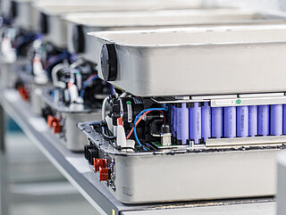 INVENOX Batteriesysteme in der Produktion stehen auf einem Montagetisch.