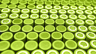 Nebeneinander gereihte grüne Lithium-Ionen Batteriezellen für die Produktion von INVENOX Batteriesystemen.